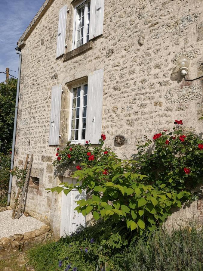 Gite 4 Etoiles Avec Hebergement Insolite - 10 Personnes Foussais Bagian luar foto